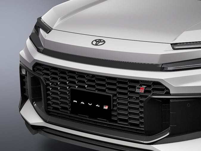 Toyota RAV4 PHEV GR Sport 2026 en blanco con parrilla agresiva GR. (