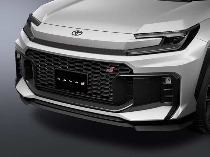 Toyota RAV4 PHEV GR Sport 2026 en blanco con parrilla agresiva GR. (