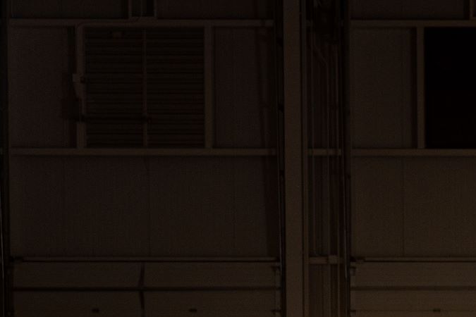 Autos rally clásicos en garaje iluminado, Chicago Auto Show 2026 con Subaru Brataroo