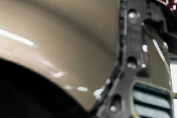 Mecánico inspecciona camioneta eléctrica Ford en el taller