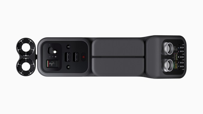 Ferrari Luce luce un sistema de controles fisicos.