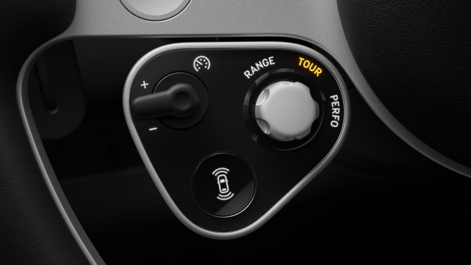 Ferrari Luce tiene varios controles fiisicos.