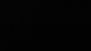 Tiene un volante estilo racing.