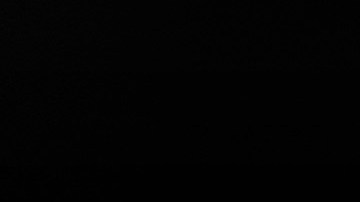 Tiene un volante estilo racing.