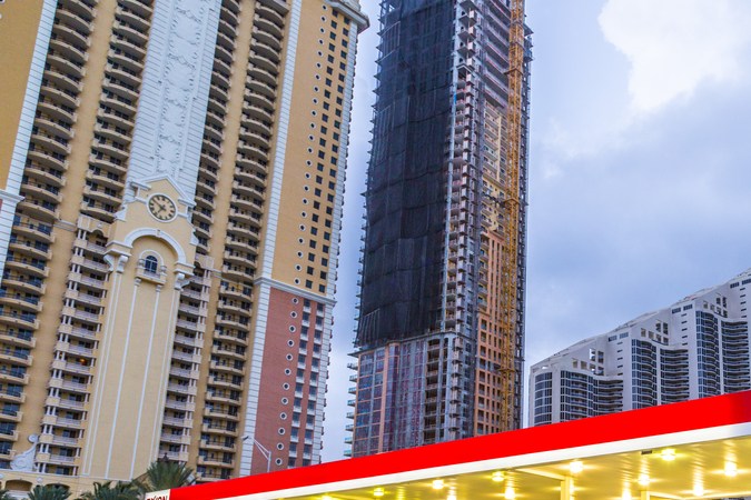 vista callejera a primera hora de la mañana en Sunny Isles Beach, EE. UU. Es una zona turística en crecimiento y los promotores han invertido mucho en la construcción de condominios de gran altura.