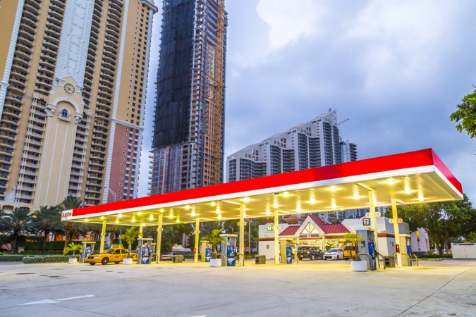 vista callejera a primera hora de la mañana en Sunny Isles Beach, EE. UU. Es una zona turística en crecimiento y los promotores han invertido mucho en la construcción de condominios de gran altura.