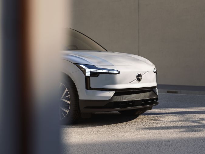 Volvo EX30 2027 tiene un perfil más sobrio.