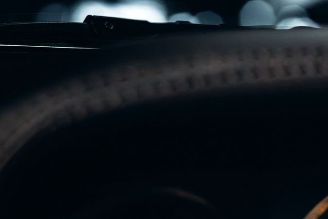 Detalles interiores Kalmar 7-97 Turbo, volante y medidores analógicos en cockpit Porsche 930 restomod exclusivo.