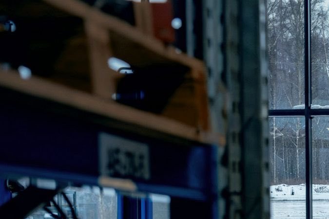 Porsche Kalmar 7-97 Turbo en taller moderno, vista frontal de restomod con 650 CV y fibra de carbono.