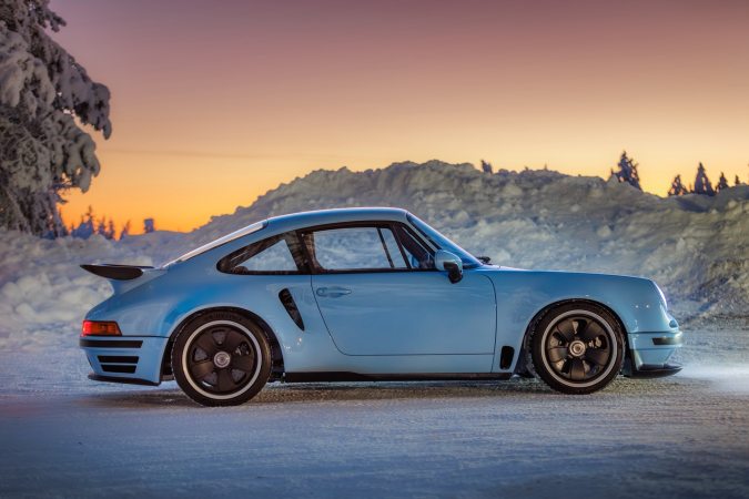 Vista lateral exterior del Kalmar 7-97 Turbo Porsche 930 en nieve, alerón cola de ballena y llantas de 18 pulgadas.