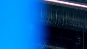 Kalmar 7-97 Turbo restomod en taller, carrocería azul claro inspirada en Porsche 930 con guardabarros anchos.