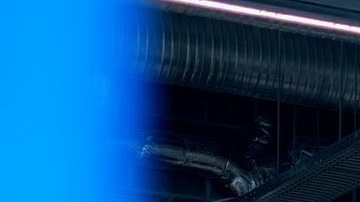 Kalmar 7-97 Turbo restomod en taller, carrocería azul claro inspirada en Porsche 930 con guardabarros anchos.