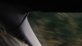 Interior Cadillac Escalade IQ Level 3 con Super Cruise eyes-off activado, conductor relajado en autopista.