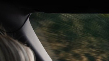 Interior Cadillac Escalade IQ Level 3 con Super Cruise eyes-off activado, conductor relajado en autopista.