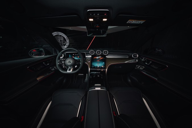 Mercedes-AMG GLC 53 tiene un interior elegante y deportivo.