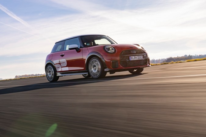 MINI JCW 1965 Victory Edition 2026 tiene características deportivas.