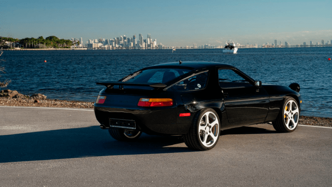 RUF 928R tiene elementos aerodinámicos. exclusivos.