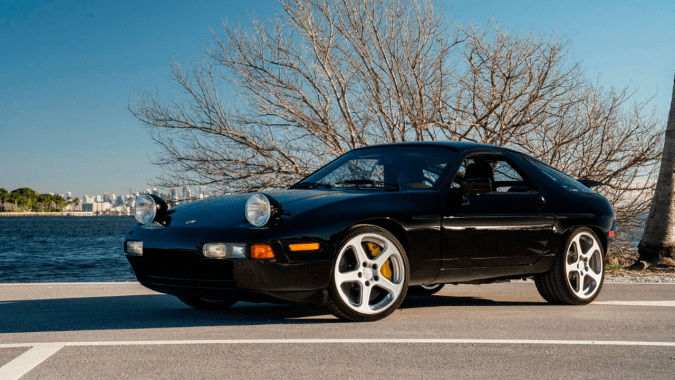 RUF 928R tiene un color negro profundo.