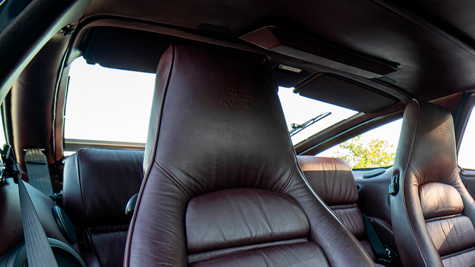 RUF 928R tiene tapicería en cuero rojo.