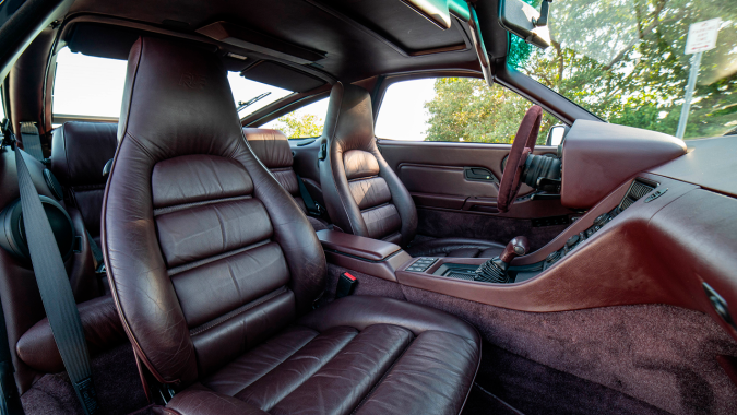 RUF 928R tiene tapicería en cuero rojo.