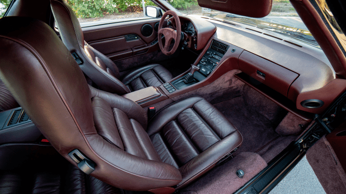 RUF 928R tiene un interior elegante.