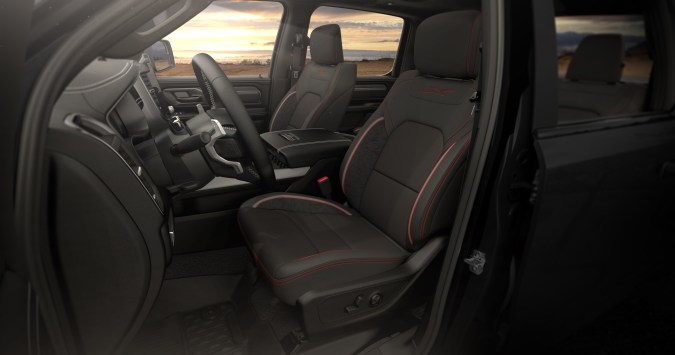Ram 1500 Rebel X 2026 tiene asientos más cómodos.