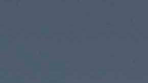 SUV Scout Traveler exterior naranja en desierto, prototipo todoterreno de Scout Motors con diseño robusto off-road.