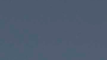 SUV Scout Traveler exterior naranja en desierto, prototipo todoterreno de Scout Motors con diseño robusto off-road.