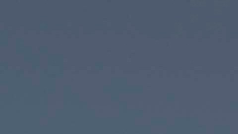 SUV Scout Traveler exterior naranja en desierto, prototipo todoterreno de Scout Motors con diseño robusto off-road.