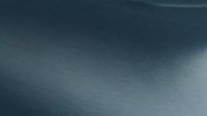 Vista interior Tesla conduciendo con FSD activado en pantalla central, IA autónoma avanzada y volante mínimo, autos eléctricos inteligentes 2026.