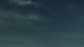 Línea de camionetas todoterreno de Toyota en una laguna sobre terreno lodoso