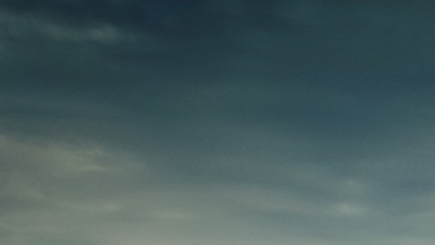 Línea de camionetas todoterreno de Toyota en una laguna sobre terreno lodoso