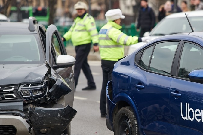 Un auto con logo de Uber marcado en la carretera en el lugar donde estuvo involucrado en un accidente de auto.