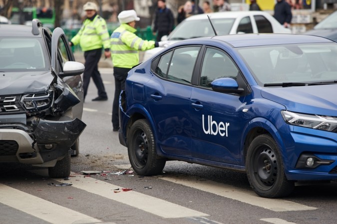 Un auto con logo de Uber marcado en la carretera en el lugar donde estuvo involucrado en un accidente de auto.