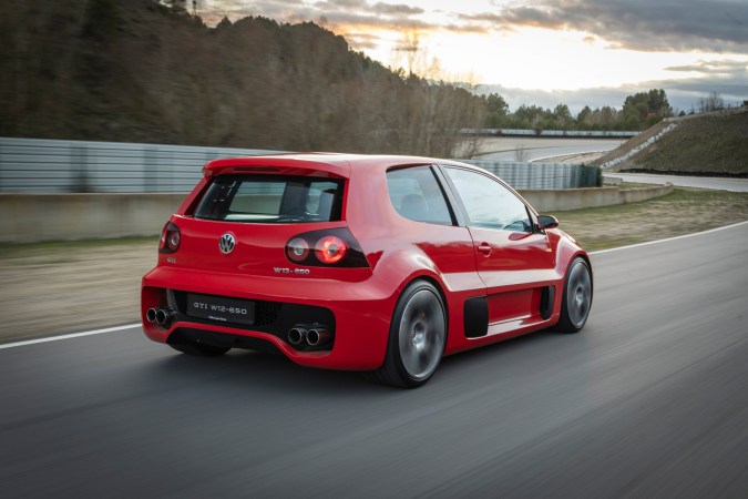 Volkswagen Golf GTI W12-650 lograba 650 caballos de fuerza.