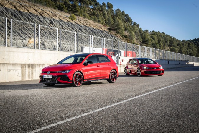 Volkswagen Golf GTI W12-650 junto al Golf Edition 50 2026.