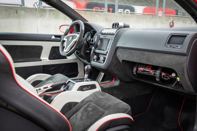 Volkswagen Golf GTI W12-650 tiene un interior ligero.