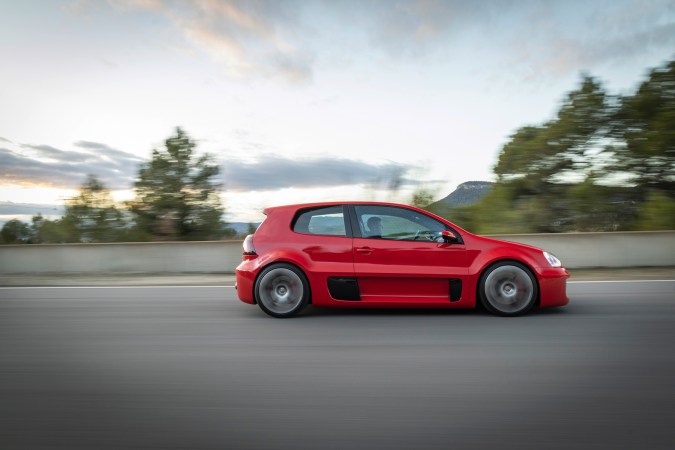 Volkswagen Golf GTI W12-650 tiene un rojo único.