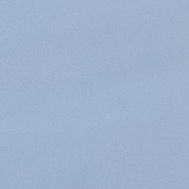 Joven empresario desbloqueando su coche con llaves en un garaje subterráneo.