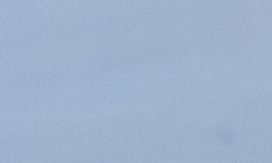 Joven empresario desbloqueando su coche con llaves en un garaje subterráneo.