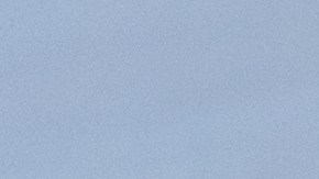 Joven empresario desbloqueando su coche con llaves en un garaje subterráneo.