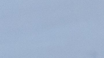 Joven empresario desbloqueando su coche con llaves en un garaje subterráneo.