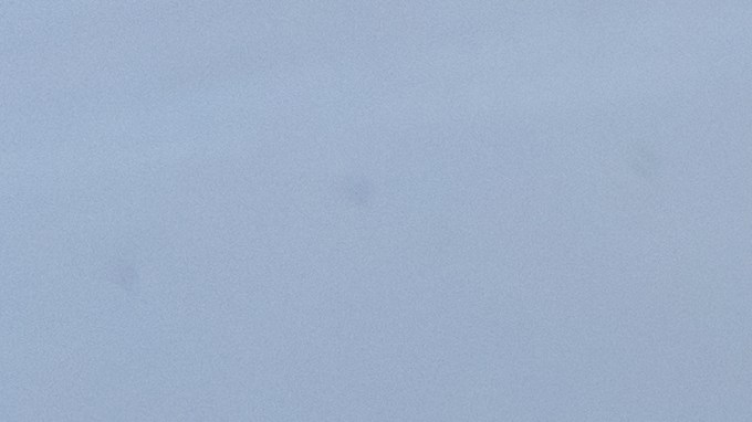 Joven empresario desbloqueando su coche con llaves en un garaje subterráneo.