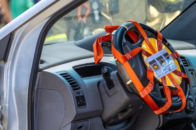 Protección del volante contra el despliegue incontrolado de airbags en un coche, operación de rescate de bomberos