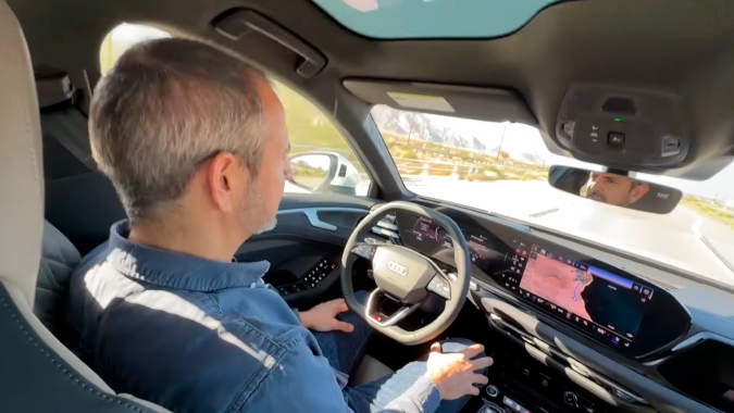 Audi A6 2026 tiene sistema manos libres.