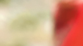 Un taxi de Uber se estrelló. Partes de la carrocería delanteras dañadas, faro roto, guardabarros y parachoques del taxi Uber. Accidente de tráfico con un taxi accidentado, conducción insegura, infracción de tráfico.