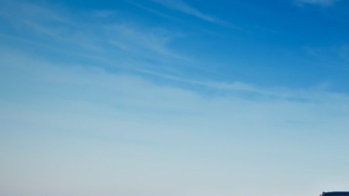 Línea de vehículos Ford eléctricos azules en paisaje desértico, gama SUVs y camionetas