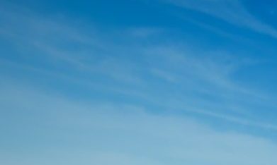 Línea de vehículos Ford eléctricos azules en paisaje desértico, gama SUVs y camionetas