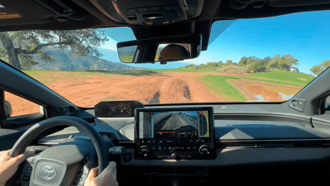 Toyota bZ Woodland 2026 tiene varios modos de conducción todoterreno.