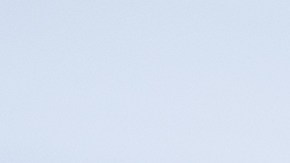 Las conductoras asiáticas comprueban si hay daños después de un accidente automovilístico antes de tomar fotos y de enviar un seguro. Reclamación por seguro de accidentes de tránsito en línea después de presentar fotos y pruebas a una compañía de seguros.